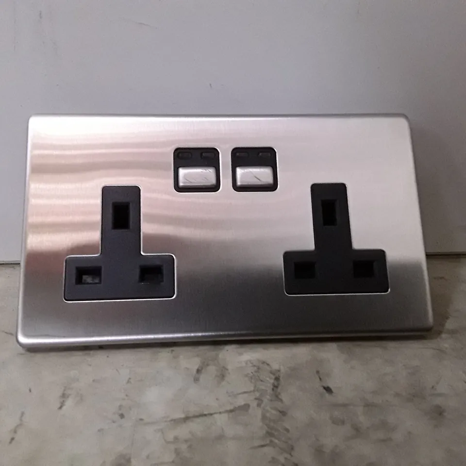 BOXED LIGHTWAVE LP42 DUAL MAINS SOCKET 