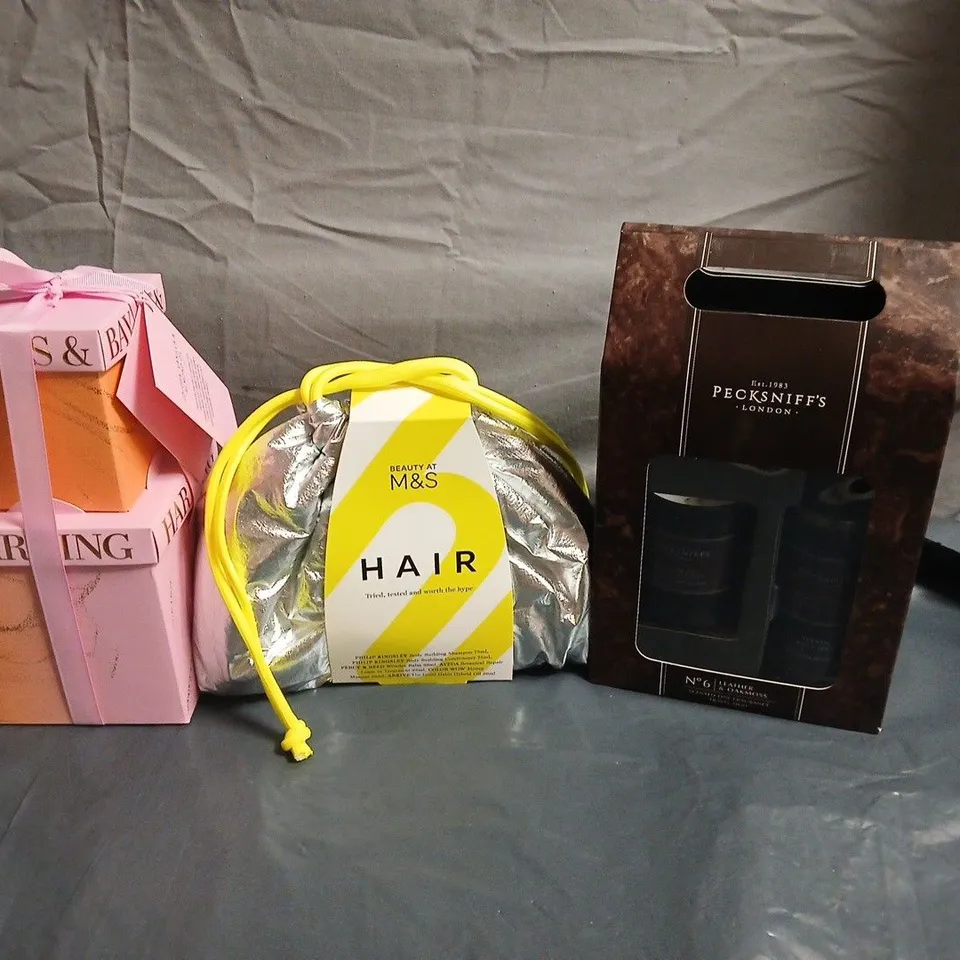 BOX OF APPROXIMATELY 9 ASSORTED BATH AND BODY GIFT SETS TO INCLUDE BAYLIS & HARDING, M&S AND PECKSNIFFS