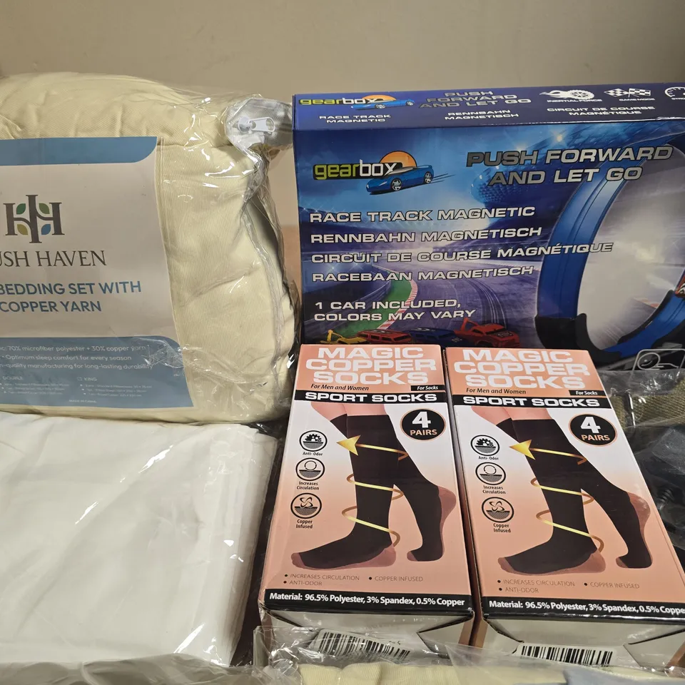 LOT OF ASSORTED HOUSEHOLD AND CLOTHING ITEMS TO INCLUDE HUSH HAVEN 4-PIECE BEDDING SET AND MAGIC COPPER SOCKS