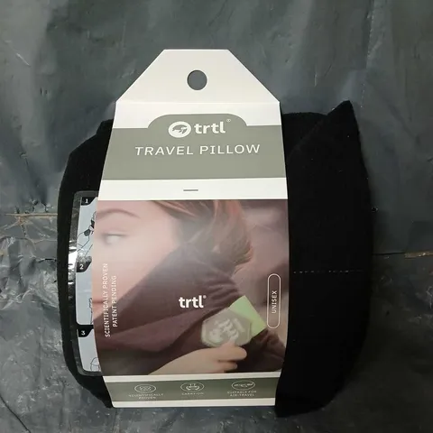 TRTL TRAVEL NECK SUPPORT PILLOW IN BLACK