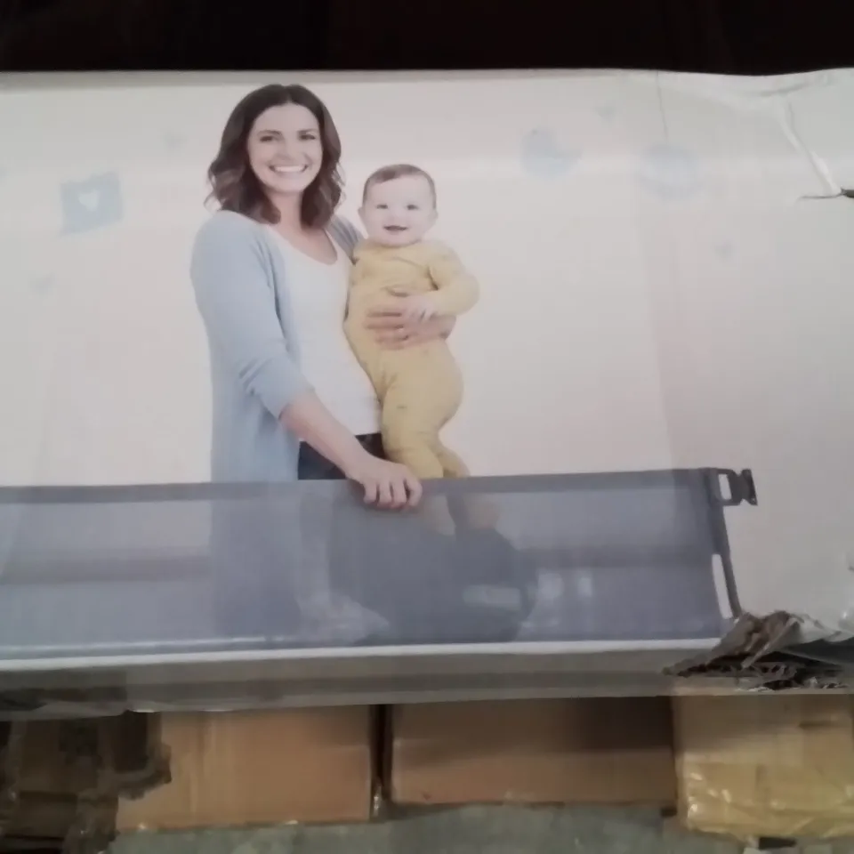 BOXED KIDOOLA RETRACTABLE BABY GATE