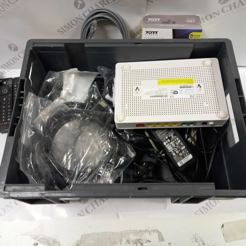BOX TO CONTAIN APPROX. 15 X ASSORTED TECH PRODUCTS & ACCESSORIES. INCLUDES COMPUTER MOUSE, CHARGING CABLES, CARD READER MACHINE ETC 