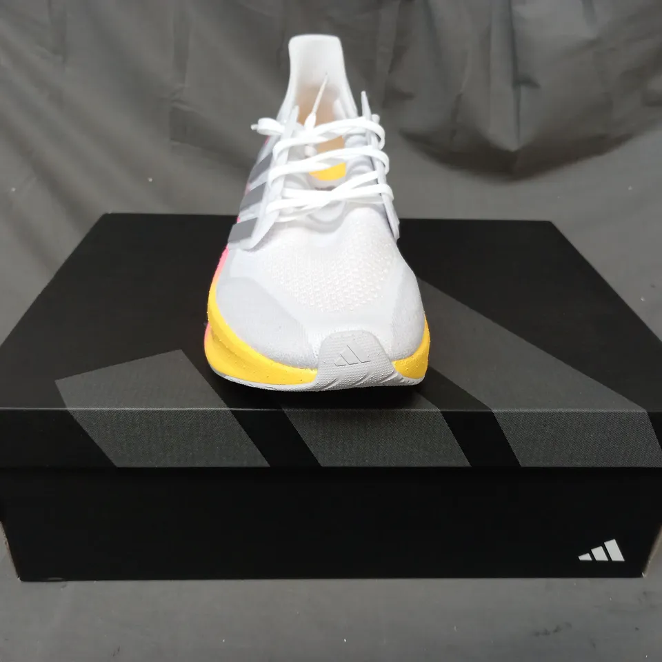 BOXED PAIR OF ADIDAS ULTRABOOST 5 SHOES IN WHITE/MULTICOLOUR UK SIZE 11.5