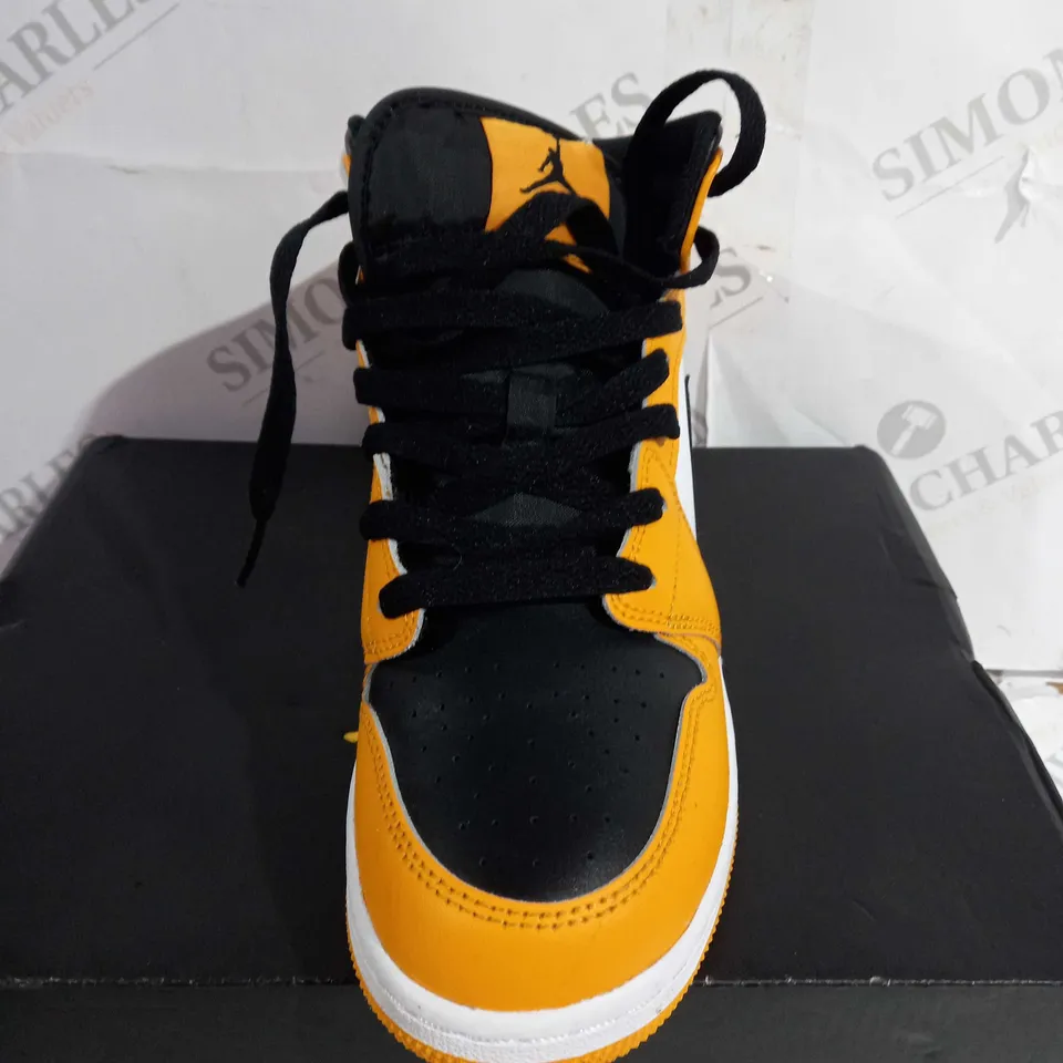 BOXED JUNIORS NIKE AIR JORDAN 1 MID, TAXI BLACK/WHITE - SIZE 6 YEARS