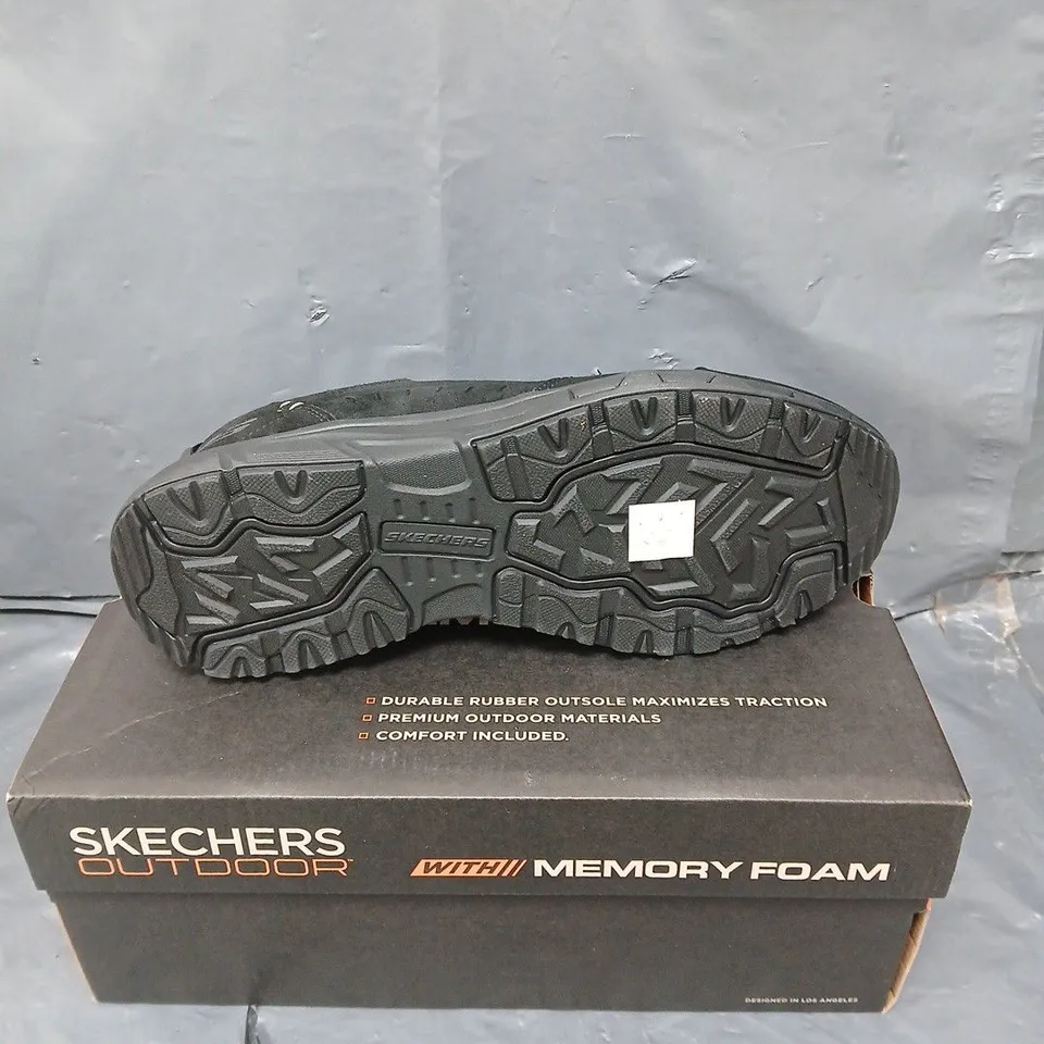 BOXED PAIR OF SKECHERS SLIP ON COMFORT TRAINERS - 9.5