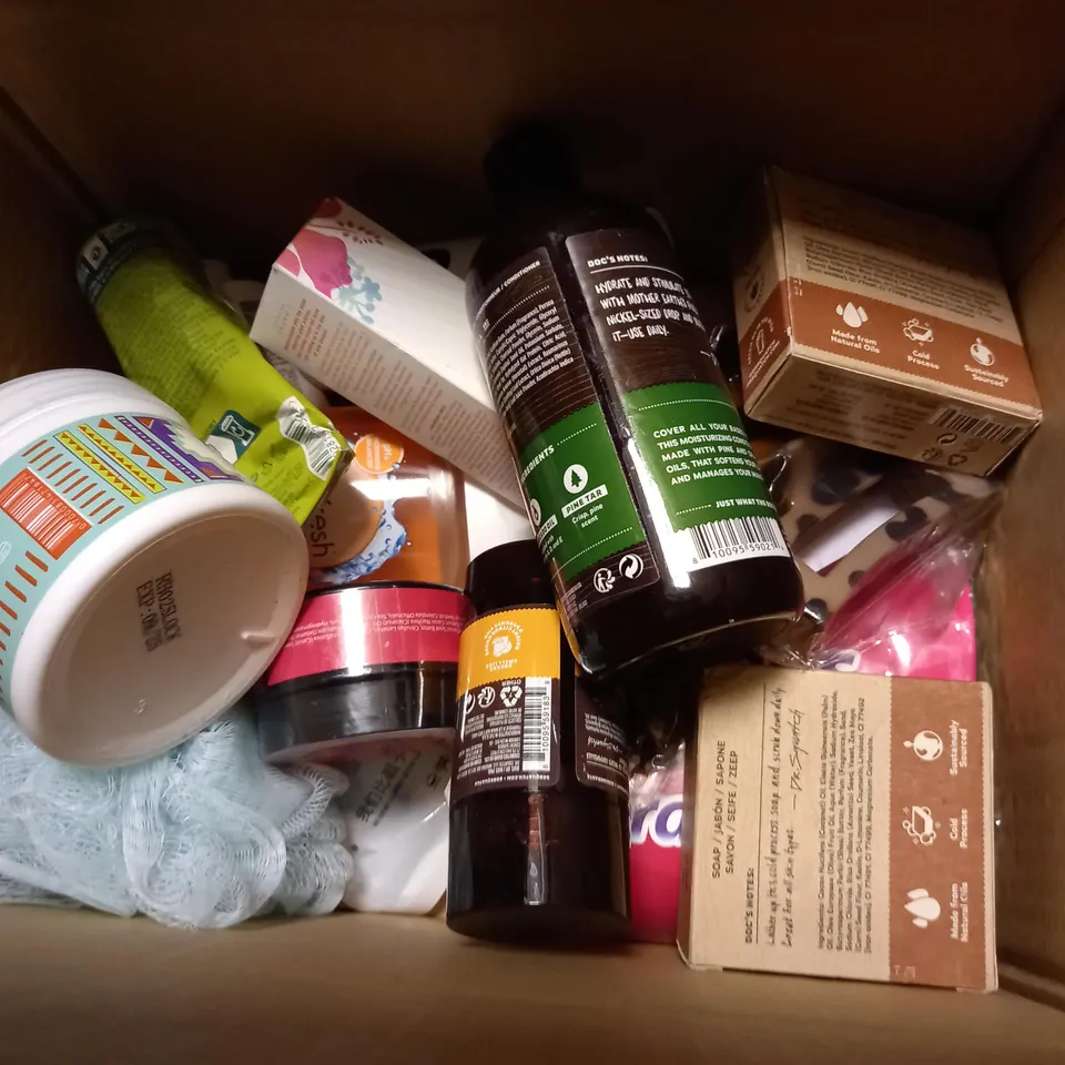 BOX OF APPROXIMATELY 20 ASSORTED COSMETICS TO INCLUDE MENS NATURAL SOAP, CHERRY FACE GEL, SUMMER CITRUS DEODERANT ETC 