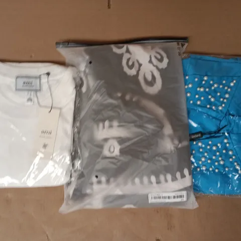 APPROXIMATELY 20 ASSORTED CLOTHING AND FASHION PRODUCTS IN VARIOUS STYLES AND SIZES - COLLECTION ONLY