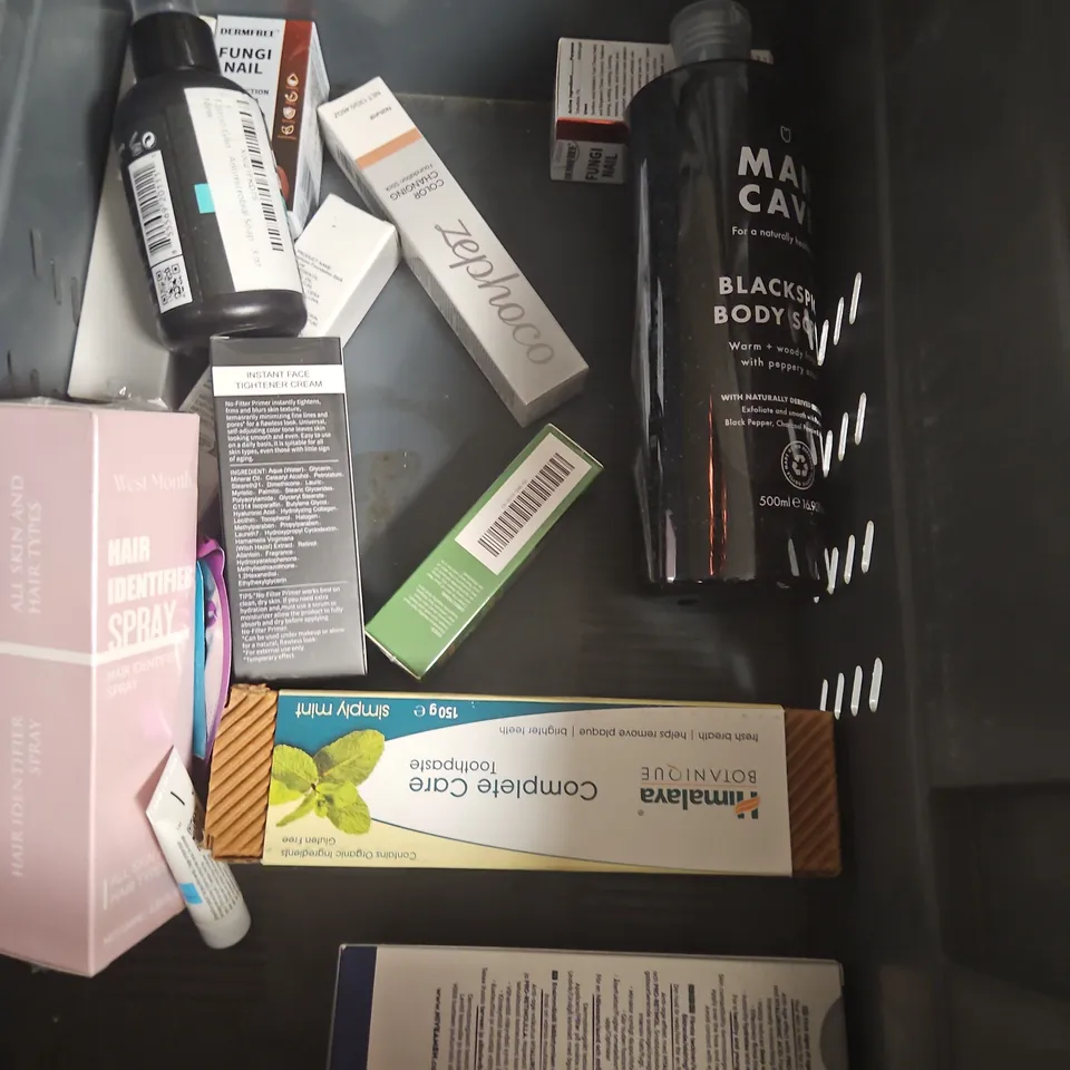 APPROXIMATEY 20 ASSORTED HEALTH AND BEAUTY PRODUCTS TO INCLUDE - SAND & SKY OIL CONTROL CLEARING FACE MASK - BARENUTS HAIR REMOVAL CREAM - SENCE LIP SERUM - ETC