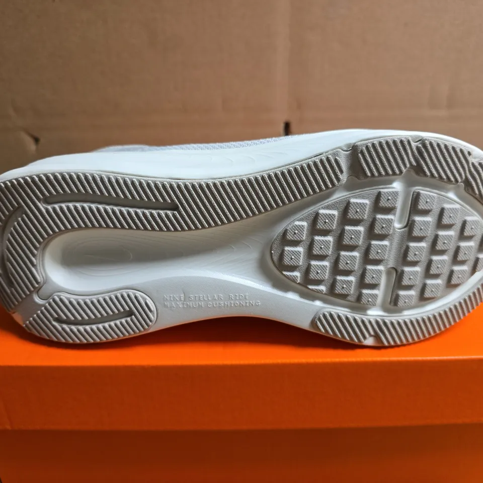 BOXED PAIR OF NIKE CHILDRENS STELLAR RIDE TRAINERS IN WHITE - UK 4