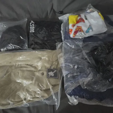 APPROXIMATELY 35 ASSORTED CLOTHING ITEMS IN VARIOUS SIZES, STYLES & COLOURS TO INCLUDE TOPS, SWEATERS, BOTTOMS, ETC - COLLECTION ONLY