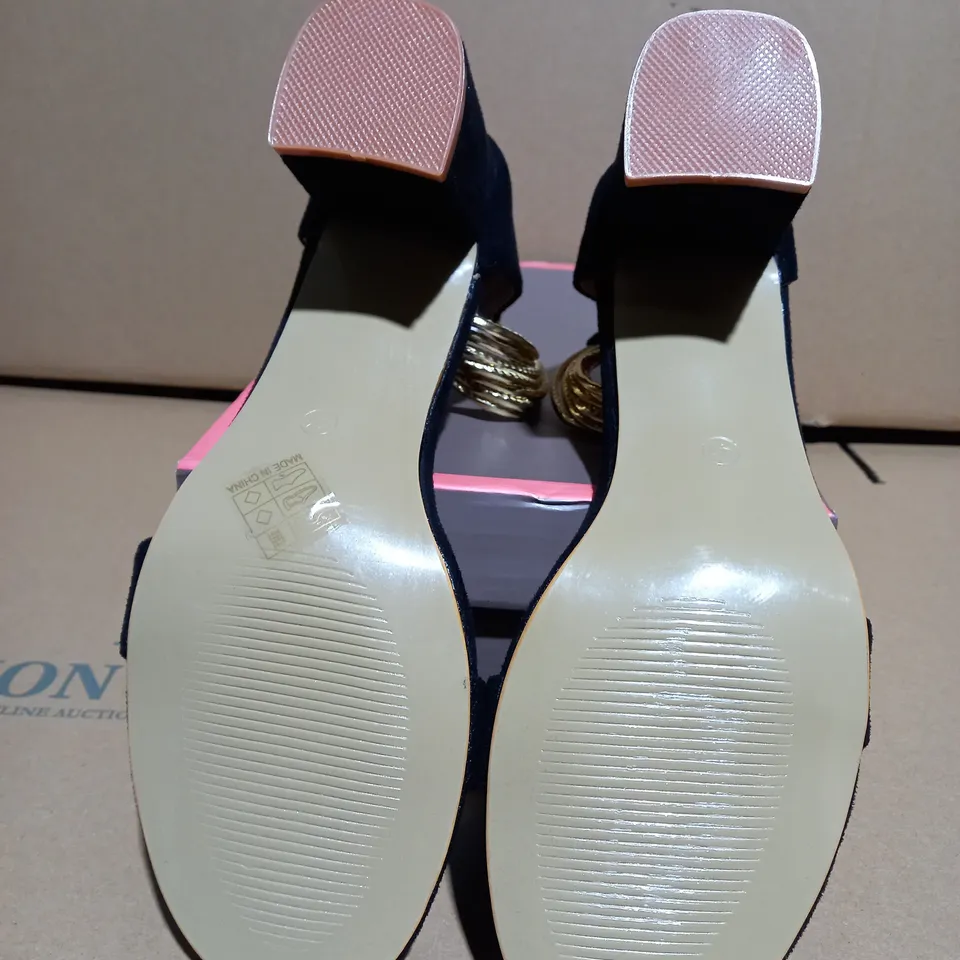 WOMENS OPEN-TOE ANKLE STRAP CHUNKY HEELED SANDALS - SIZE 8