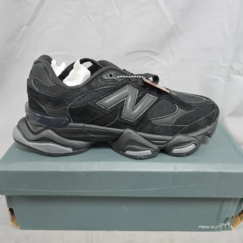 BOXED PAIR OF NEW BALANCE BLACK TRAINERS β UK SIZE 6.5