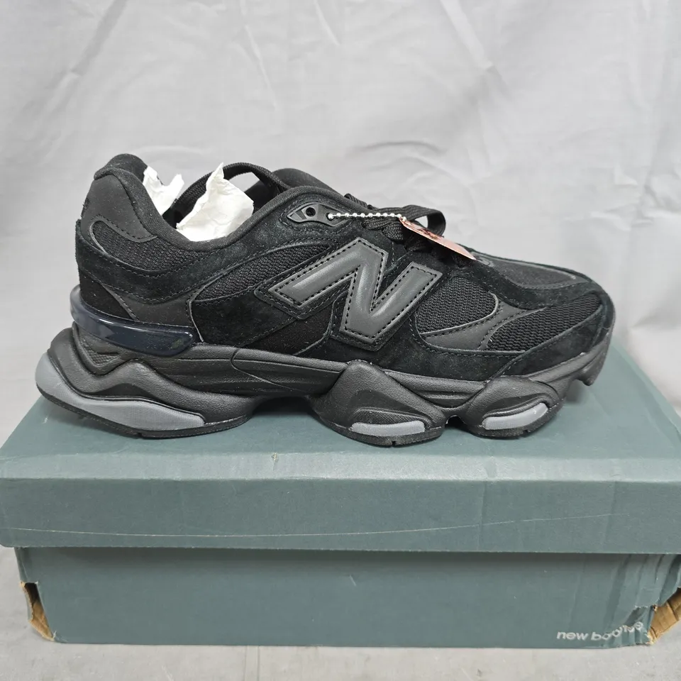 BOXED PAIR OF NEW BALANCE BLACK TRAINERS – UK SIZE 6.5