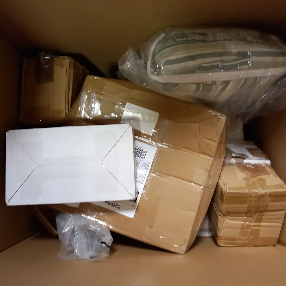 APPROXIMATELY 10 ASSORTED ITEM TO INCLUDE CHRISTMAS ORNAMENT, BELL+HOWELL CHARGING STATION, COSY HOME BEDDING, ETC