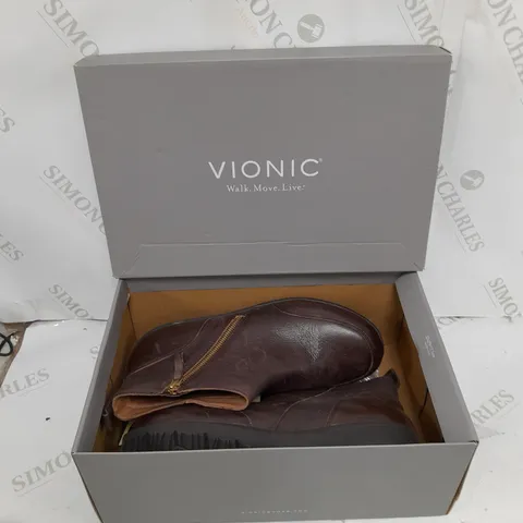 VIONIC LOIS FULL GRAIN CHUKKA FLAT BOOT - SIZE 7