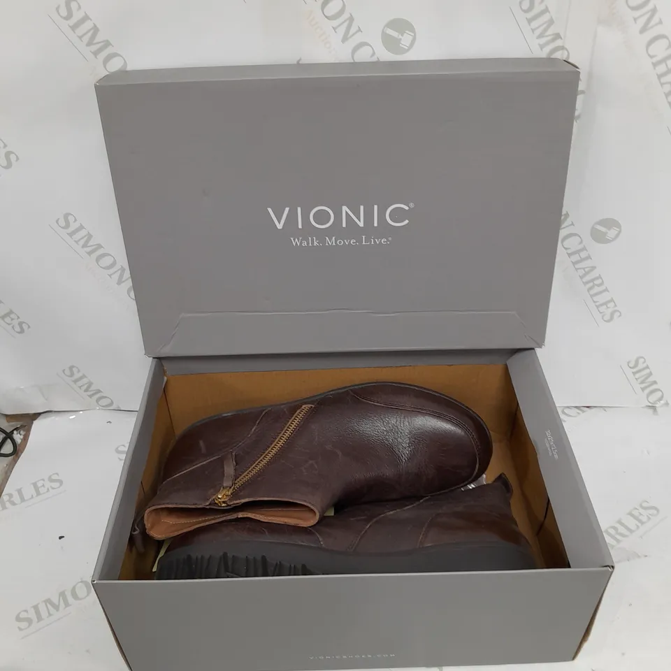 VIONIC LOIS FULL GRAIN CHUKKA FLAT BOOT - SIZE 7