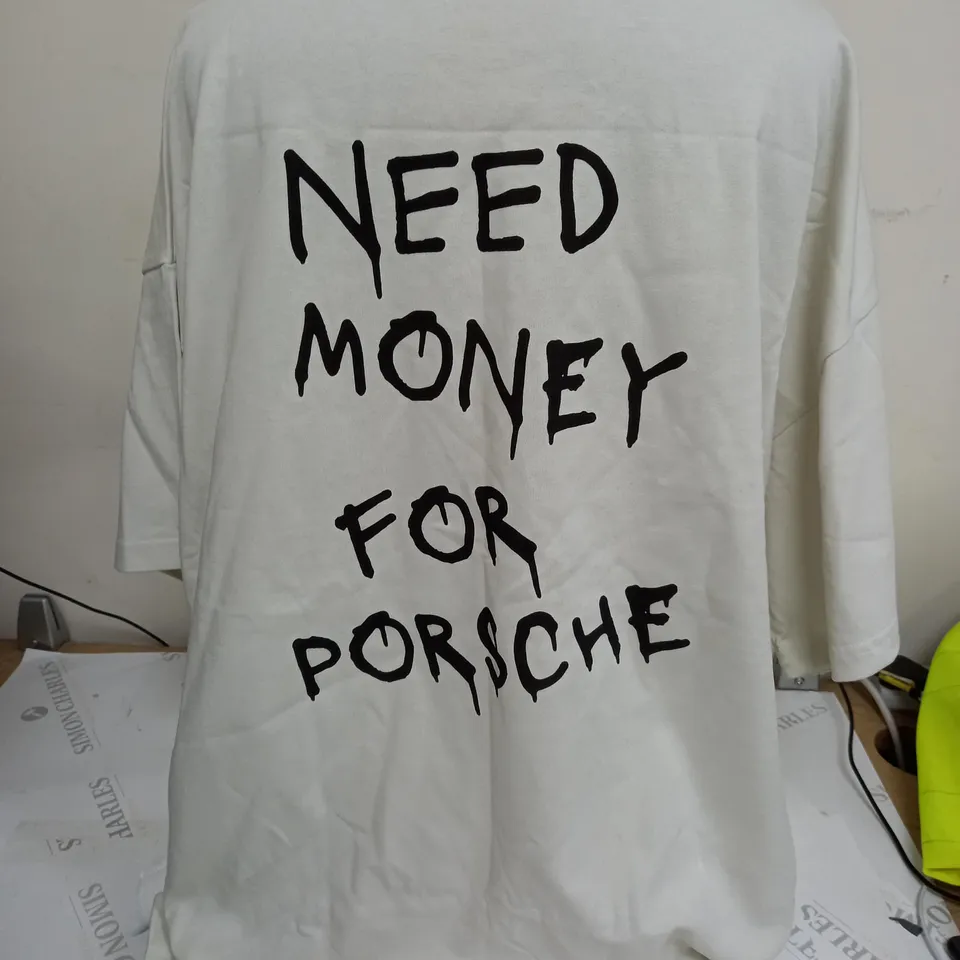 VELOGITA NEED MONEY FOR PORCHE T-SHIRT IN WHITE - LARGE