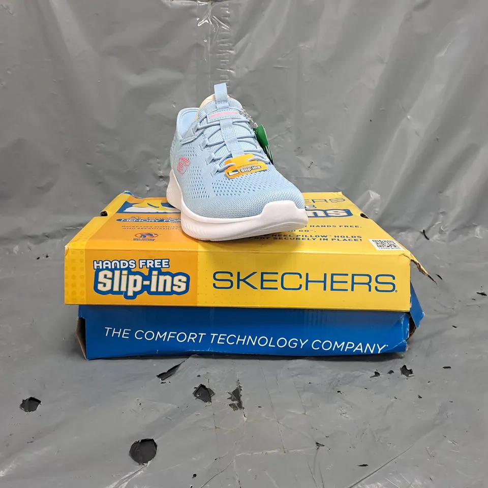 BOXED PAIR OF SKECHERS SLIP ON SHOES IN LIGHT BLUE/ PINK SIZE UK 6