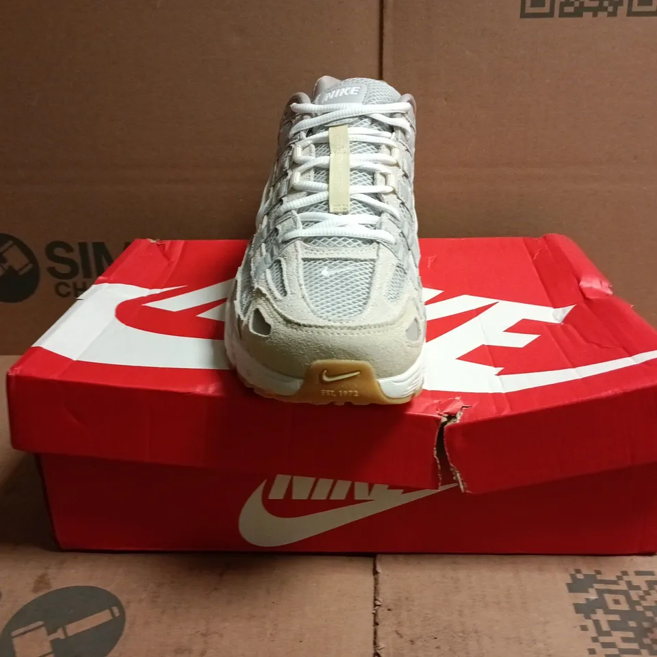 BOXED PAIR OF NIKE P-6000 TRAINERS IN LIGHT BEIGE/GREY SIZE UK 8.5