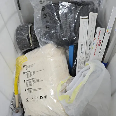 APPROXIMATELY 20 ASSORTED HOUSEHOLD PRODUCTS TO INCLUDED WALLPAPER, RAKE, HOME DECOR ETC 