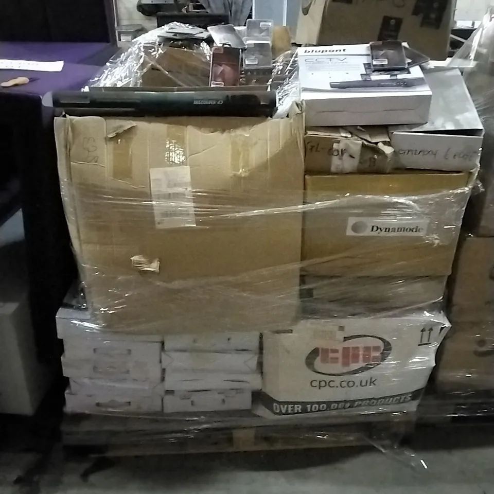 PALLET OF ASSORTED ITEMS TO INCLUDE KEYBOARDS,GALAXY 6 EDGE TEMPERED GLASS SCREEN PROTECTORS AND OTHER ASSORTED ITEMS...