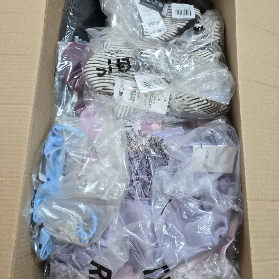APPROXIMATELY 15 ASSORTED CLOTHING ITEMS IN VARIOUS SIZES, COLOURS & STYLES