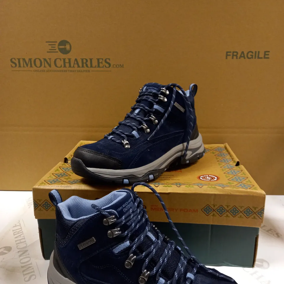 SKETCHERS MEMORY FOAM WATERPROOF BOOT NAVY SIZE 5
