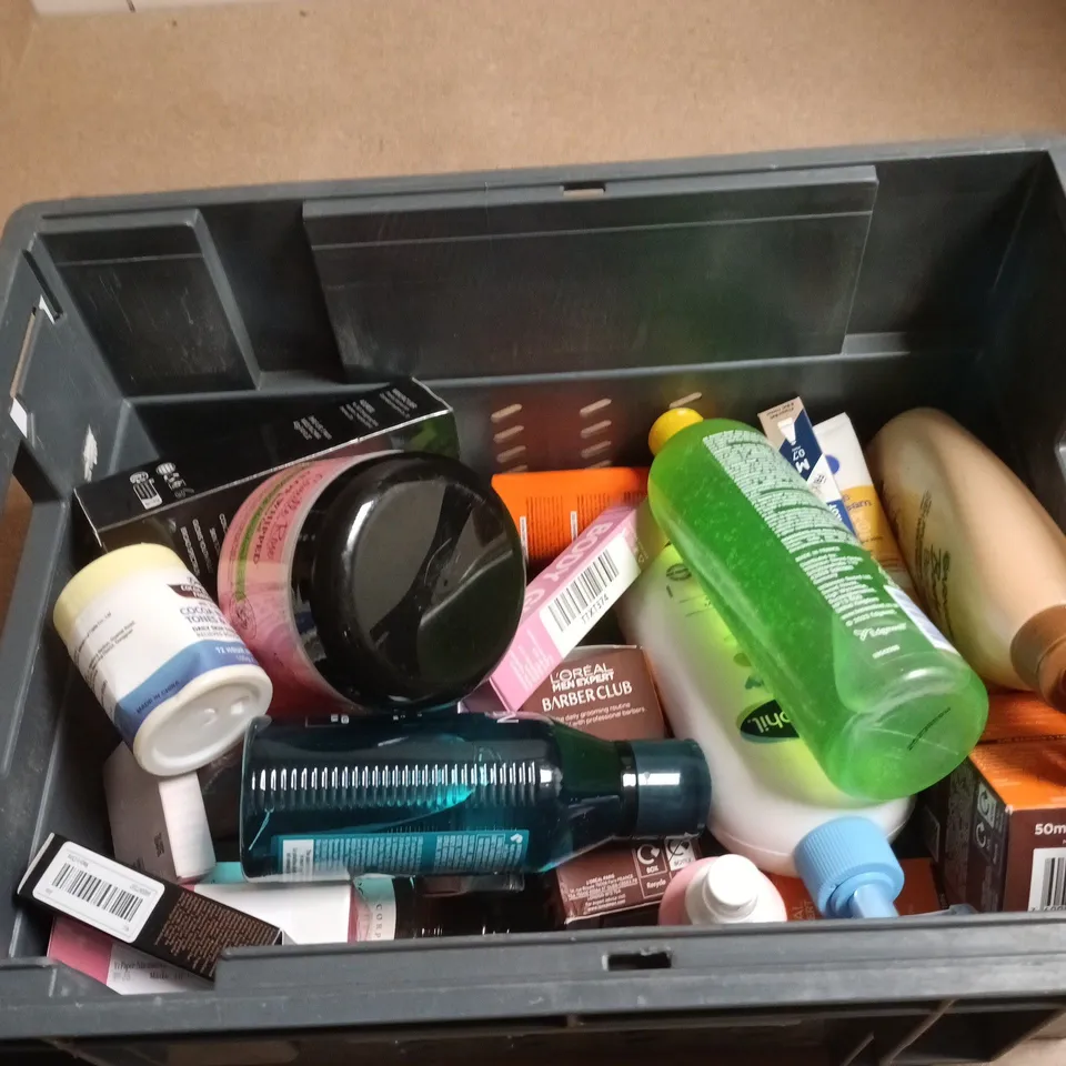 BOX OF APPROXIMATELY 10 ASSORTED BEAUTY PRODUCTS INCLUDING REDKEN SHAMPOO, CAMILLE ROSE BUTTER GEL AND BODY GLUE