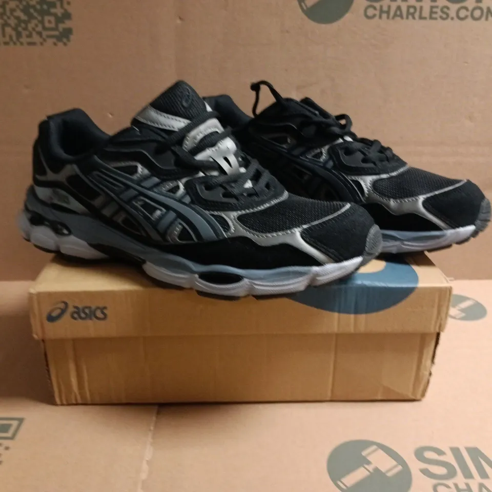 BOXED PAIR OF ASICS TRAINERS IN BLACK/GREY SIZE UK 10