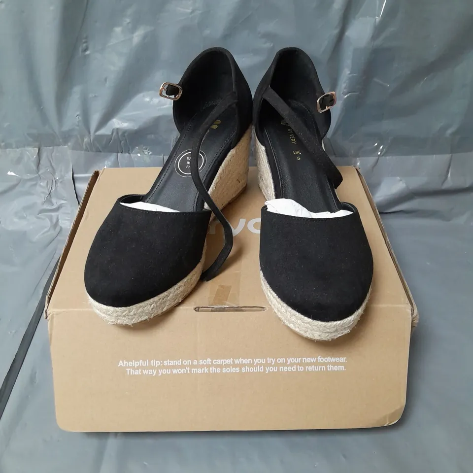 PAIR OF EXTRA WIDE CLOSED TOE WEDGE SHOES - BLACK - 5 RRP £25