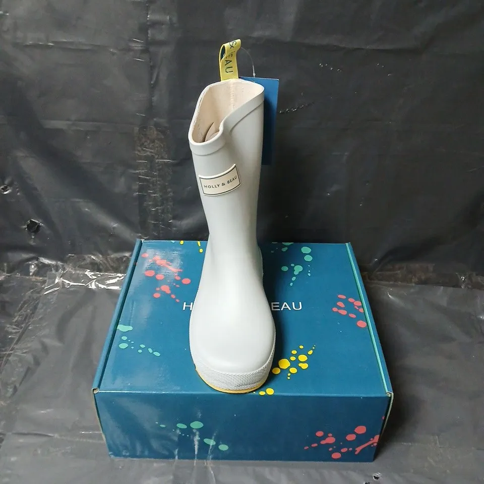BOXED PAIR OF HOLLY & BEAU RUBBER LIGHT BLUE RAIN BOOTS - KIDS UK 13