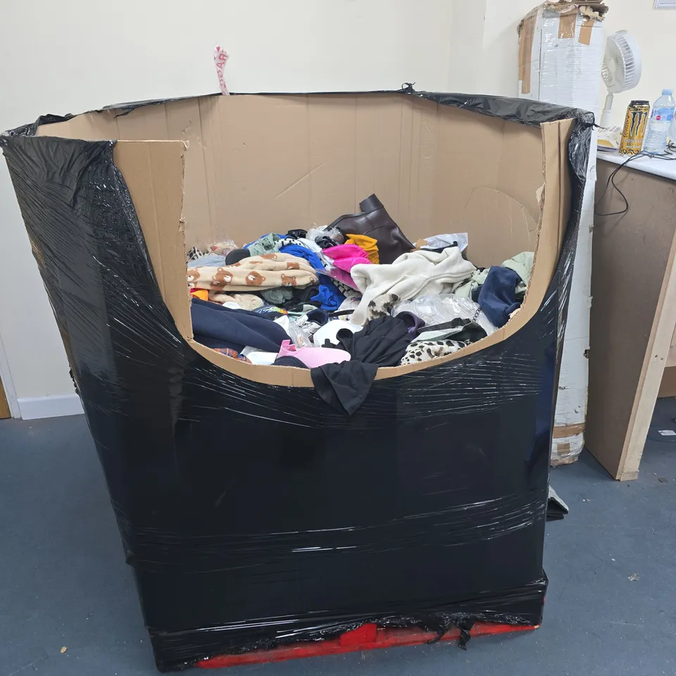 PALLET CONTAINING A LARGE QUANTITY OF ITEMS TO INCLUDE PRIMARILY CLOTHES AND SHOES
