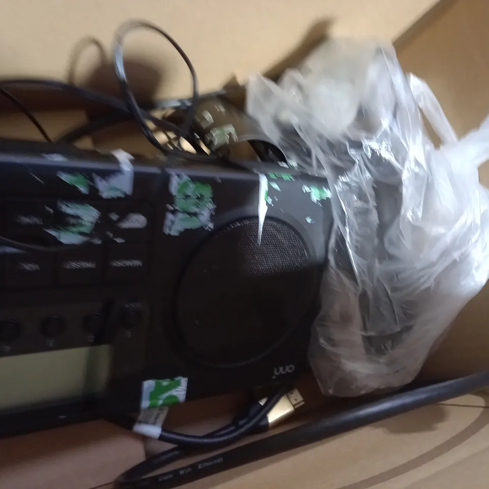 LOT OF 6 ASSORTED ELECTRICAL ITEMS TO INCLUDE PORTABLE FM RADIO, PORTABLE BLUETOOTH SPEAKER, WIRED HEADPHONES, ETC