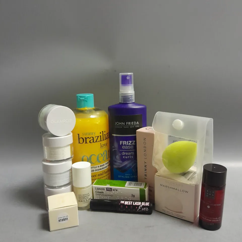 BOX OF APPROXIMATELY 15 COSMETIC ITEMS TO INCLUDE - GLAMDRIP NAIL DIP POWDERS - CLOMANA BEAUTY MARSHMALLOW SPONGE - TRINNY LONDON PLUMP UP REFILL ETC 