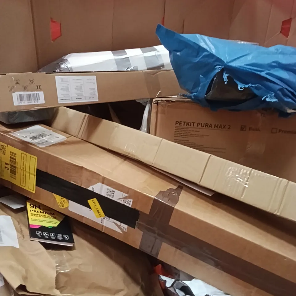 PALLET OF ASSORTED ITEMS INCLUDING - CHAINSAW, SCREEN PROTECTOR, STEP LADDER