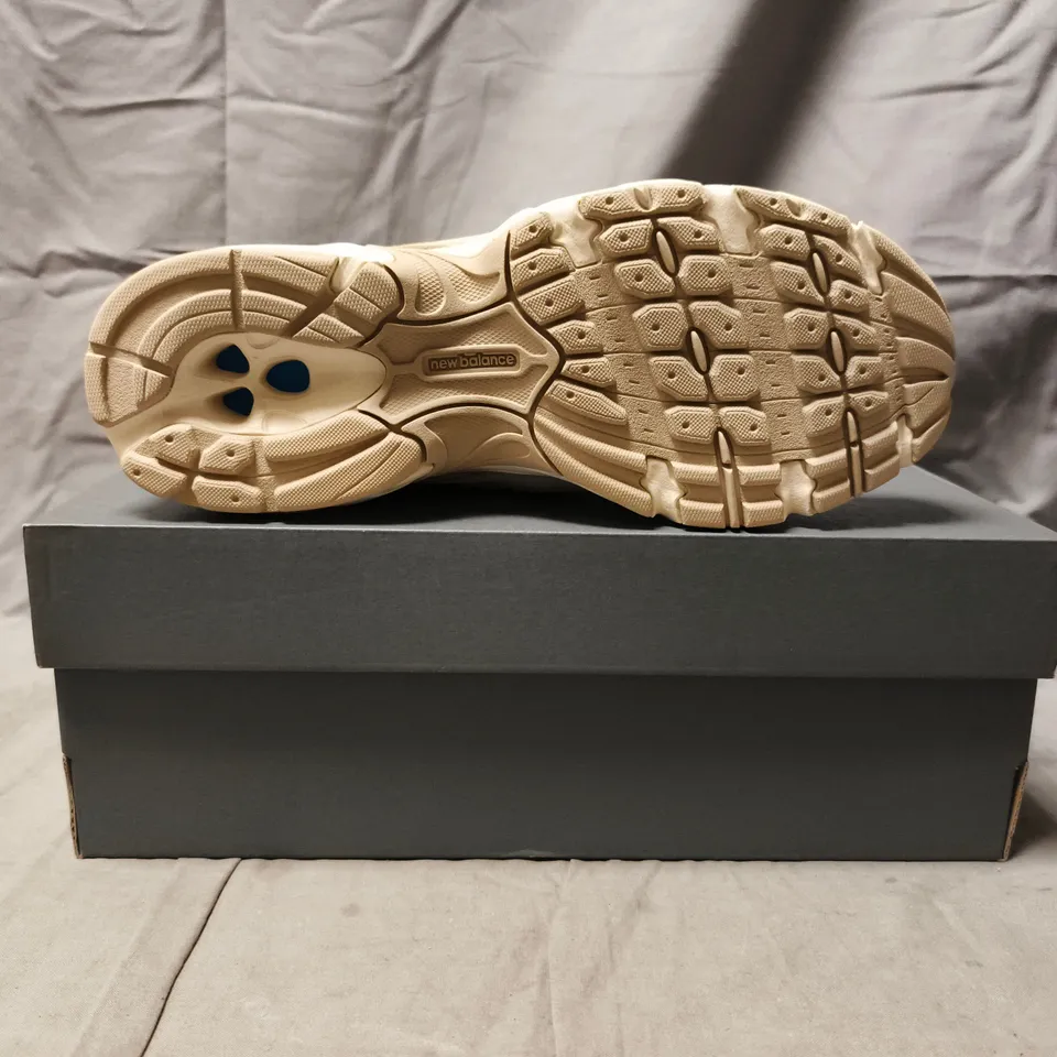 BOXED PAIR OF NEW BALANCE TRAINERS IN CREAM/TAN SIZE UK 5