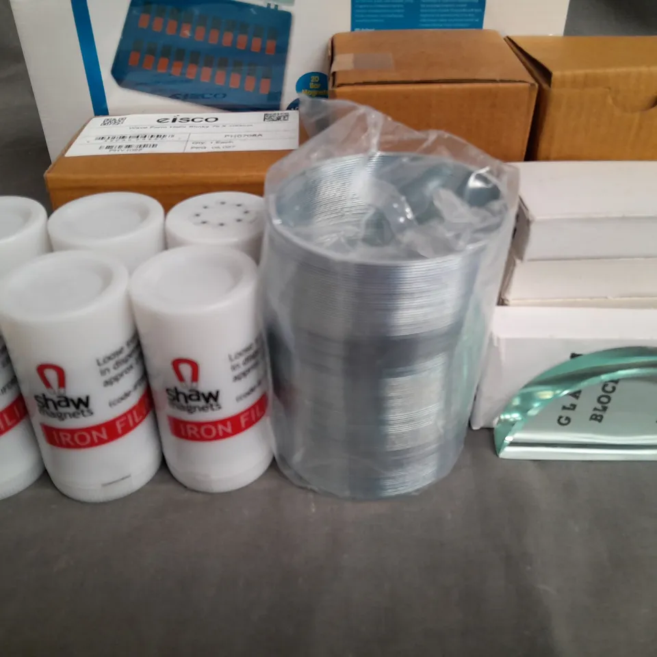 LOT OF APPROXIMATELY 18 ASSORTED LABORATORY ITEMS TO INCLUDE PRISM GLASS BLOCKS, IRON FILLINGS, BAR MAGNETS SET AND WAVE FORM SLINKYS