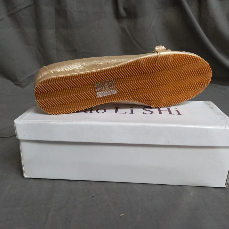 APPROXIMATELY 10 BOXED PAIR OF GOLD FLAT SLIP ON SHOES IN VARIOUS SIZES TO INCLUDE SIZE 40EU 