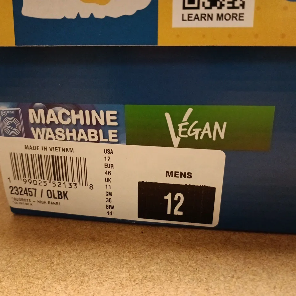 BOXED PAIR OF SKECHERS SLIP-INS HANDS FREE TRAINERS – MEN’S UK 11