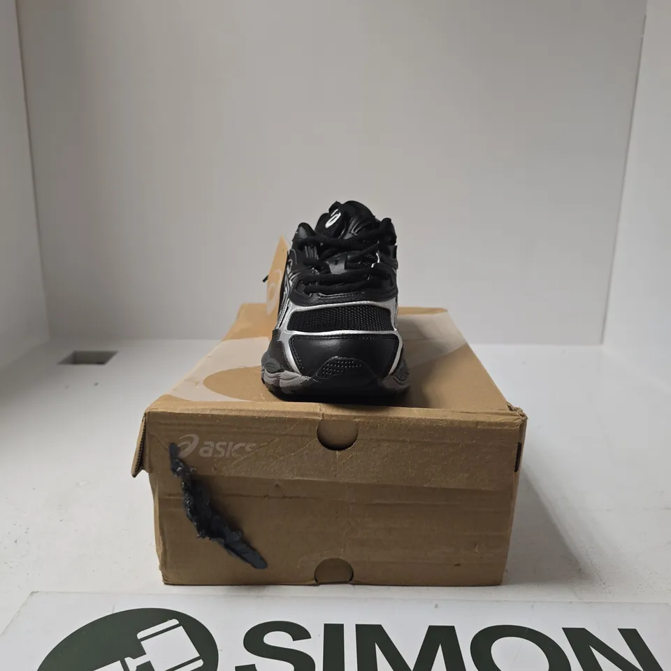 BOXED PAIR OF ASICS GEL-NYC TRAINERS SIZE UK 7