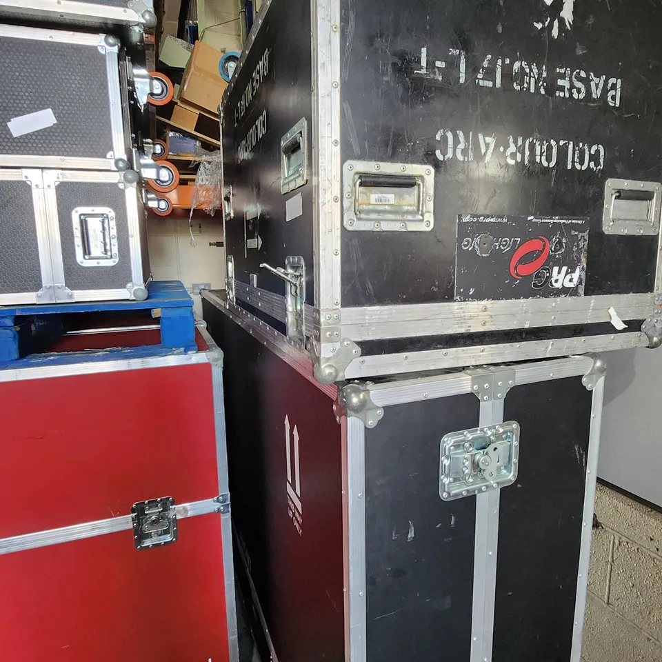 PALLET OF 2 LARGE FLIGHT CASES OF VARIOUS SIZES - BLACK