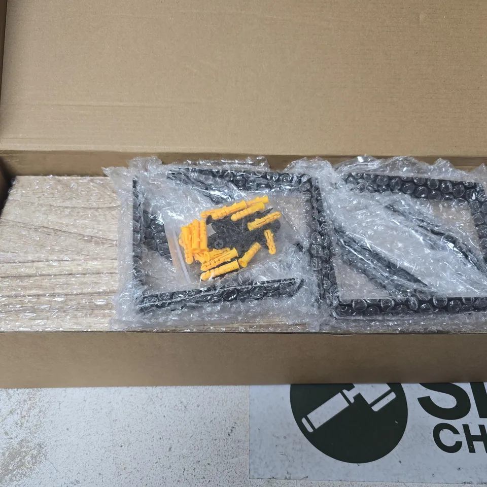 BOXED SHELVES WITH BRACKETS - X4