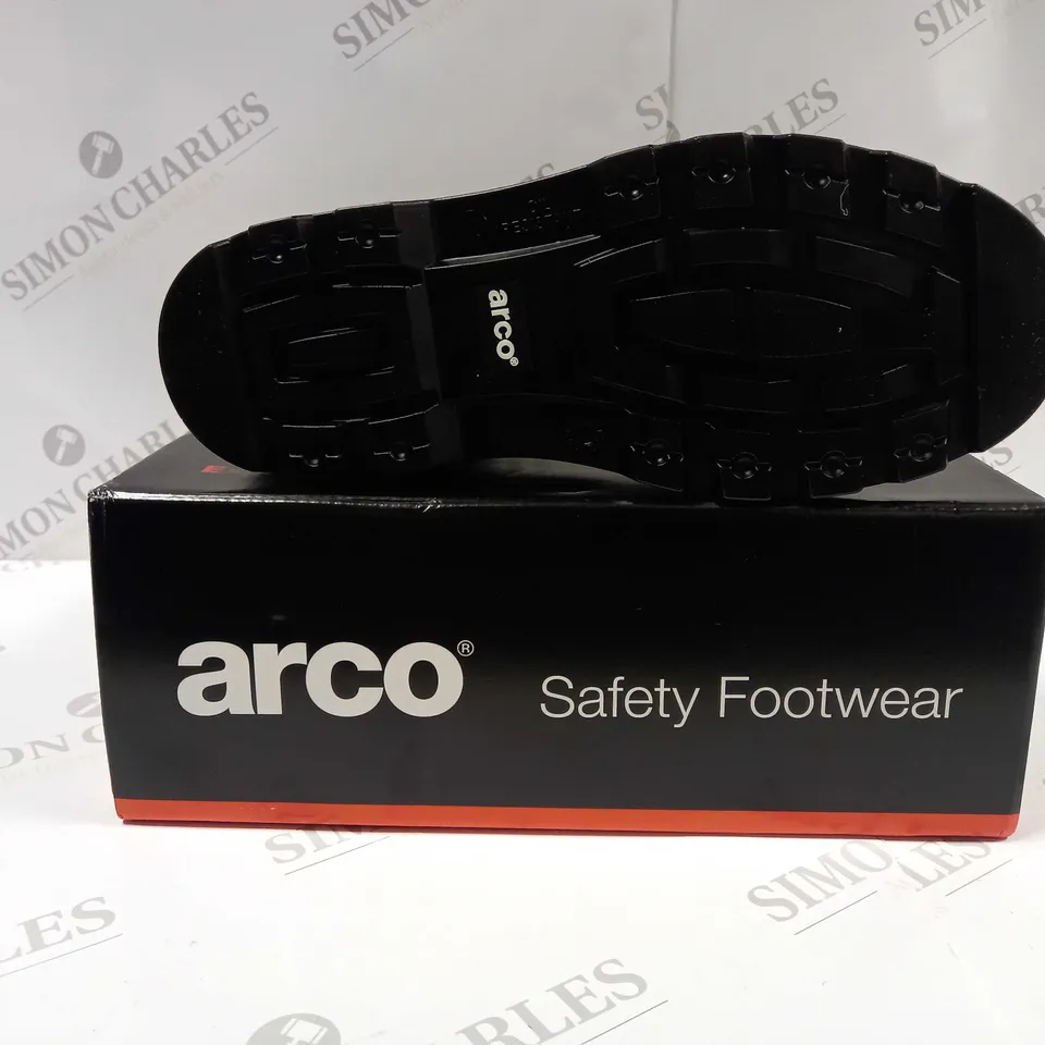 BOXED PAIR OF ARCO SAFETY FOOTWEAR UK SIZE 8