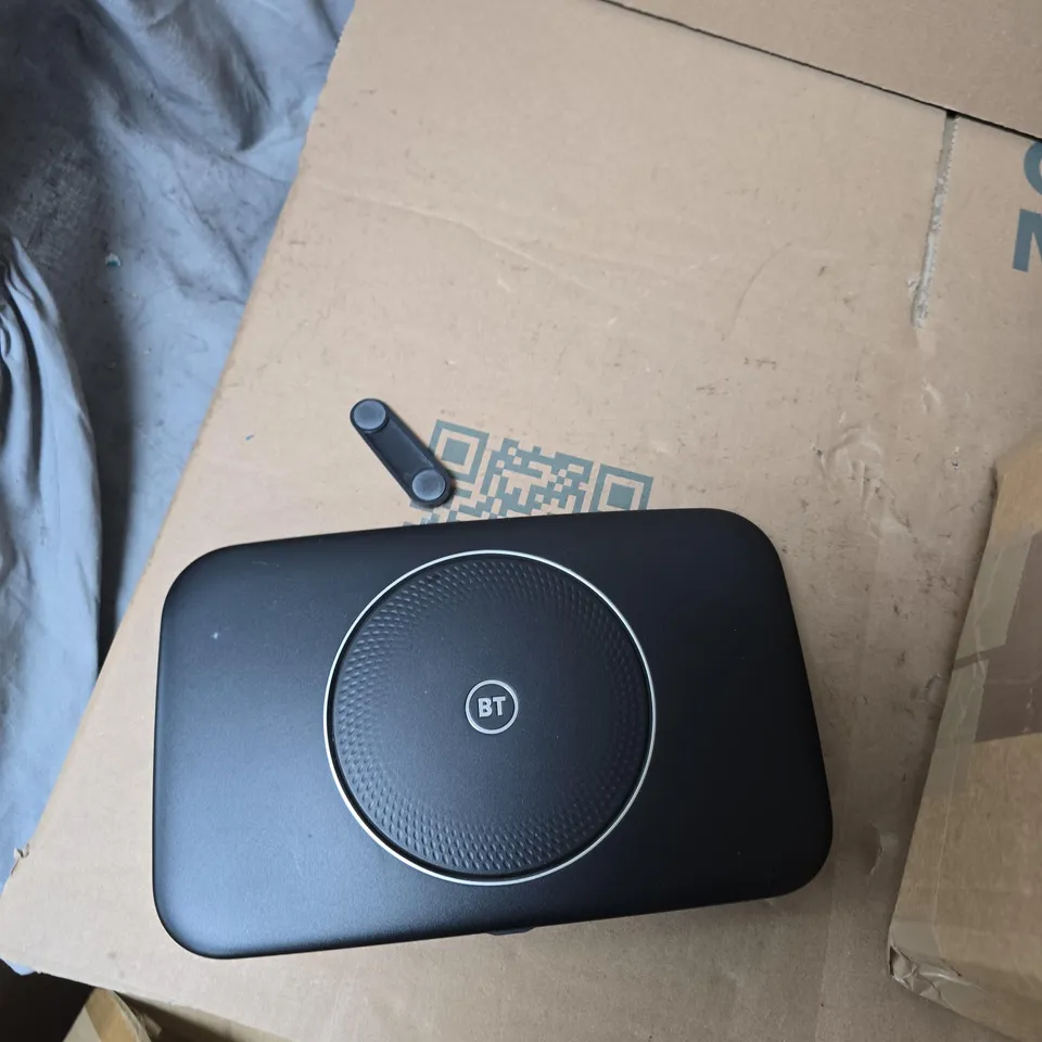 BOX OF APPROXIMATELY 8 ASSORTED BROADBAND ITEMS TO INCLUDE: BT ROUTER