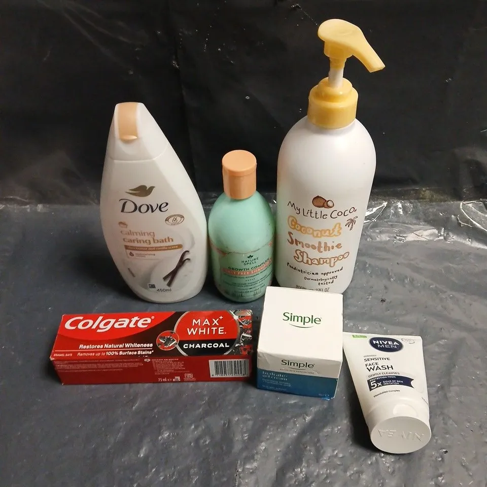 APPROXIMATELY 15 ASSORTED HEALTH & BEAUTY PRODUCTS TO INCLUDE DOVE BATH SOAP, COLGATE TOOTHPASTE, SIMPLE GEL CREAM ETC