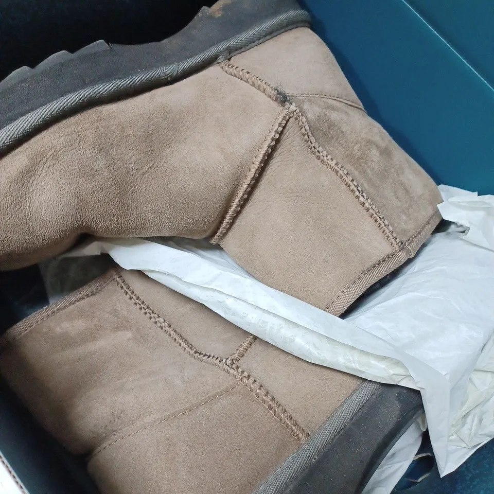 BOXED EMU SHARKY MINI WATER RESISTANT SHEEPSKIN ANKLE BOOTS, CORIANDER - SIZE 6