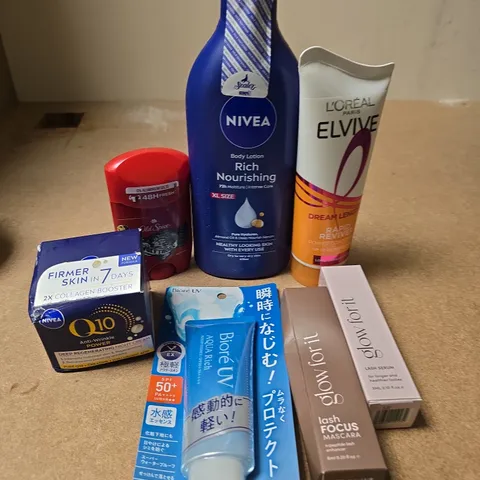 APPROXIMATELY 15 ASSORTED HEALTH & BEAUTY PRODUCTS TO INCLUDE ANTI-WRINKLE POWDER, MOISTURISER, OLD SPICE DEODORANT ETC