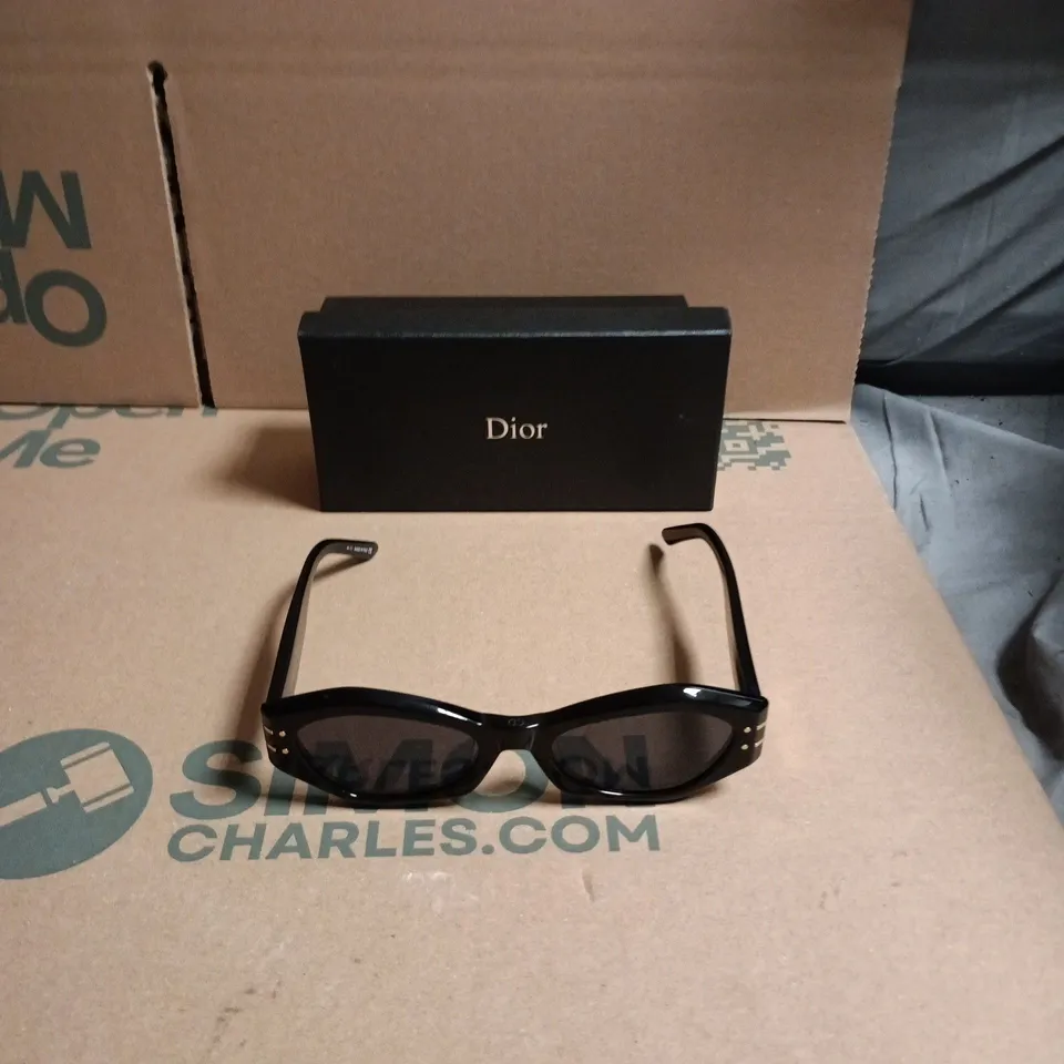 DIOR SUNGLASSES – BLACK FRAME WITH TINTED LENSES