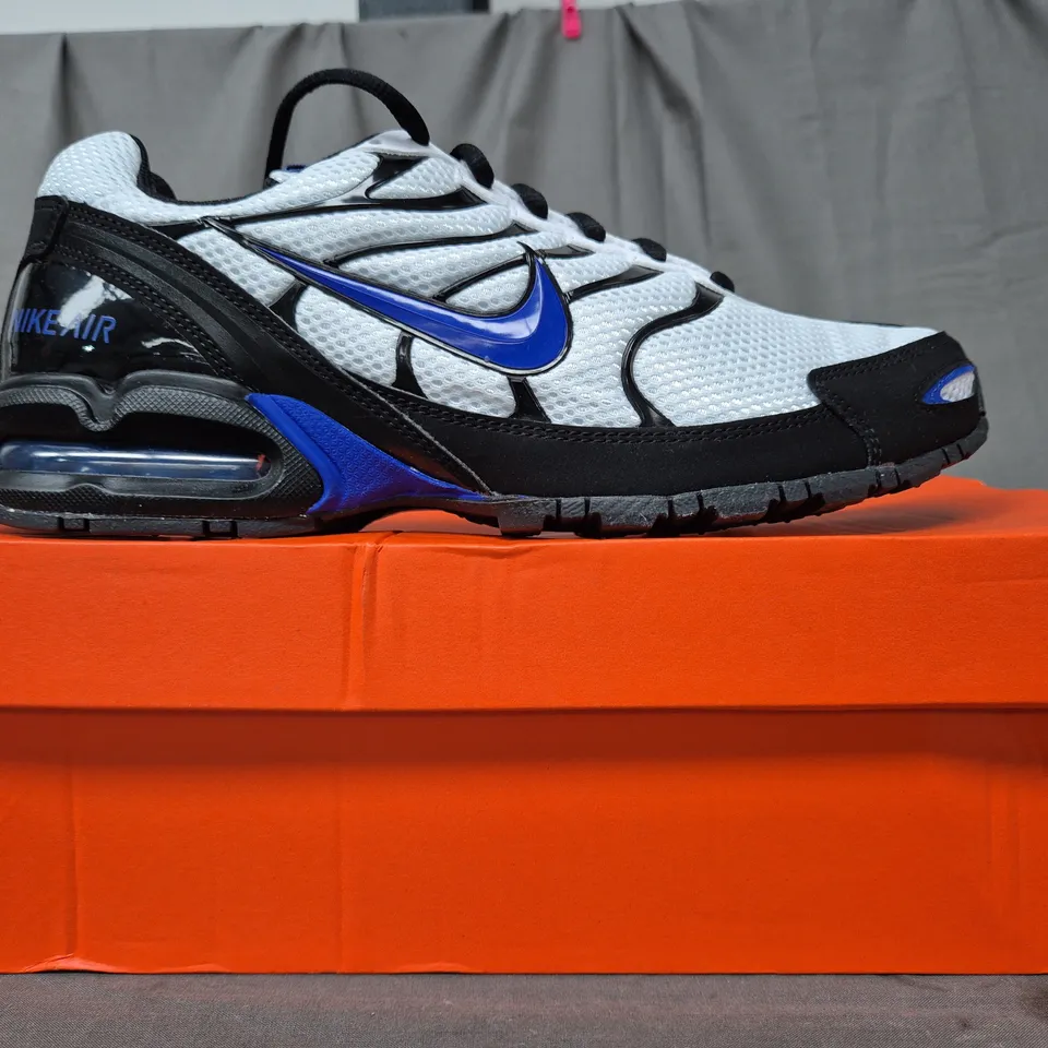 BOXED PAIR OF NIKE AIR MAX TORCH 4 SHOES IN WHITE/BLACK/BLUE UK SIZE 10