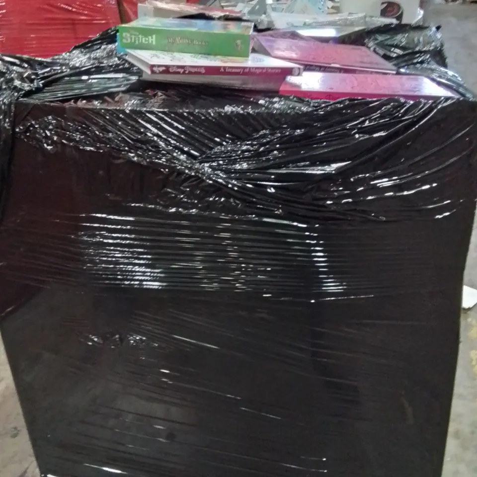 PALLET CONTAINING VERY LARGE AMOUNT OF CHILDREN'S BOOKS AND PLAYSET BOOKS